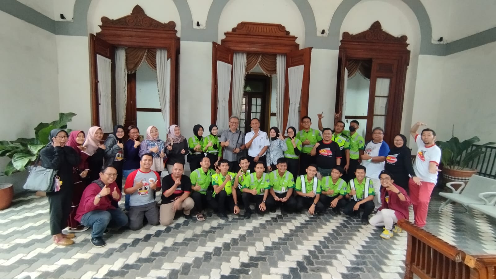 KRLMania Berbagi Bingkisan Ramadhan: Wujud Terima Kasih kepada Petugas KRLMania Berbagi Bingkisan Ramadhan: Wujud Terima Kasih kepada Petugas