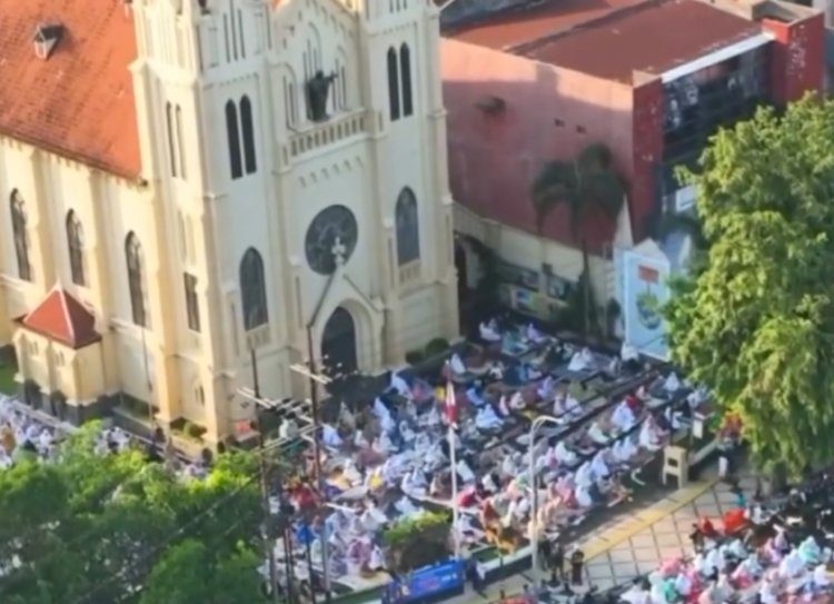 Viral! Warga Salat Id Gunakan Halaman Gereja di Malang Viral! Warga Salat Id Gunakan Halaman Gereja di Malang