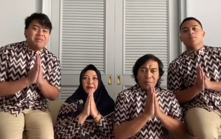 Kocak! Begini Ucapan Selamat Lebaran ala Keluarga Komedian Komeng Kocak! Begini Ucapan Selamat Lebaran ala Keluarga Komedian Komeng