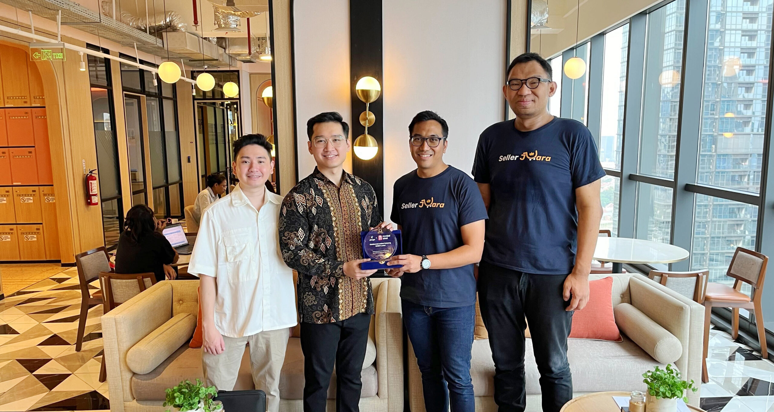 Kolaborasi Strategis Plugo dengan Revolusi Lokal untuk Dukung UMKM Lokal Optimalkan Bisnis Kolaborasi Strategis Plugo dengan Revolusi Lokal untuk Dukung UMKM Lokal Optimalkan Bisnis