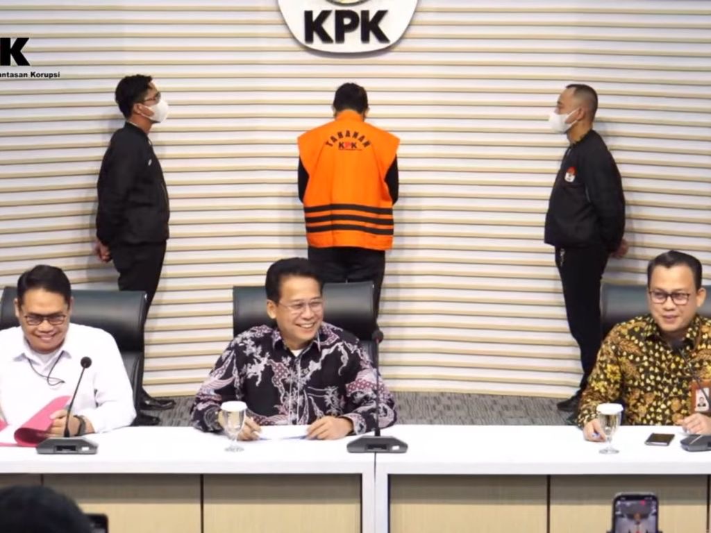 Bupati Sidoarjo Gus Muhdlor Resmi Ditahan KPK dalam Kasus Pemotongan Insentif ASN Bupati Sidoarjo Gus Muhdlor Resmi Ditahan KPK dalam Kasus Pemotongan Insentif ASN