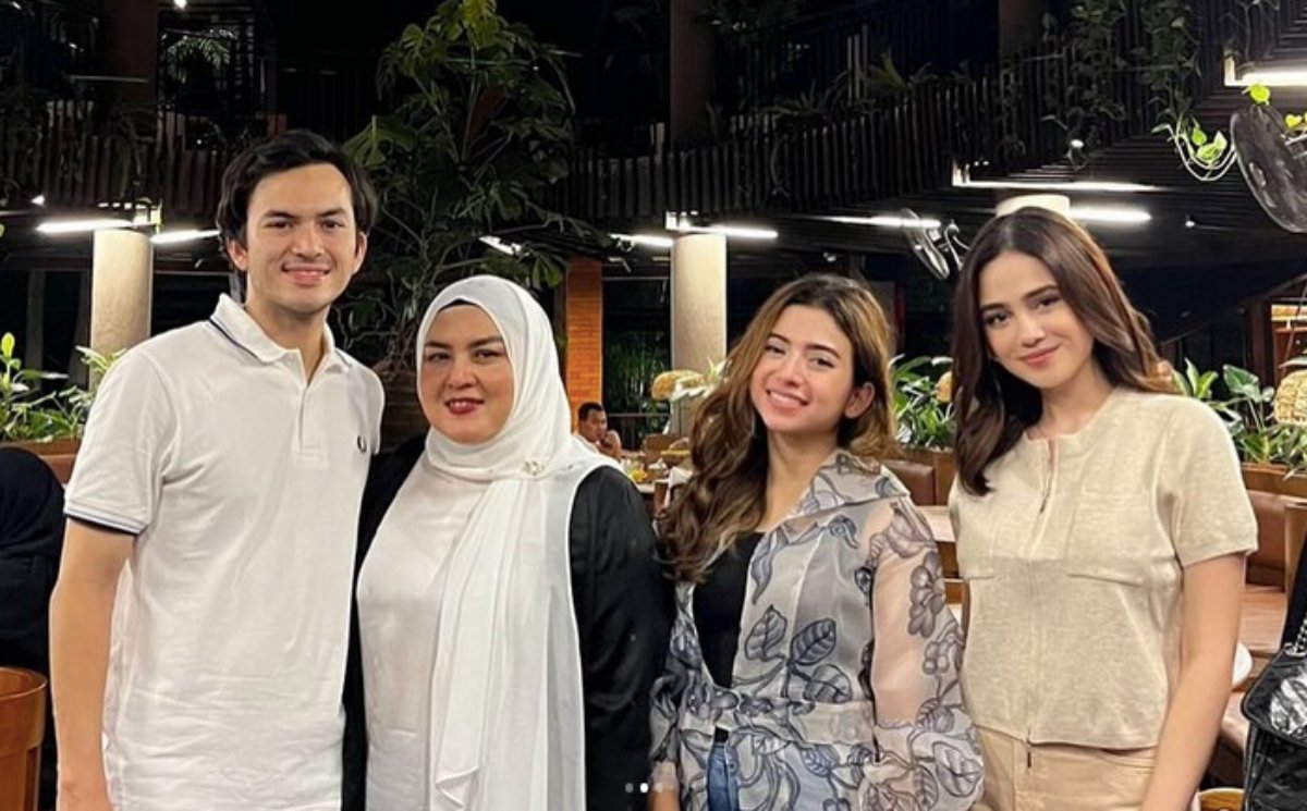 Bantah Isu Putus, Syifa Hadju Ikut Rayakan Ultah Ibunda Rizky Nazar Bantah Isu Putus, Syifa Hadju Ikut Rayakan Ultah Ibunda Rizky Nazar
