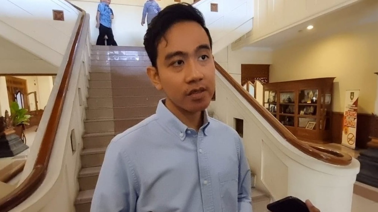 Wakil Ketua DPRD Solo mempertanyakan Soal Dana Gibran Bagi-bagi Buku Bergambar Jan Ethes Wakil Ketua DPRD Solo mempertanyakan Soal Dana Gibran Bagi-bagi Buku Bergambar Jan Ethes