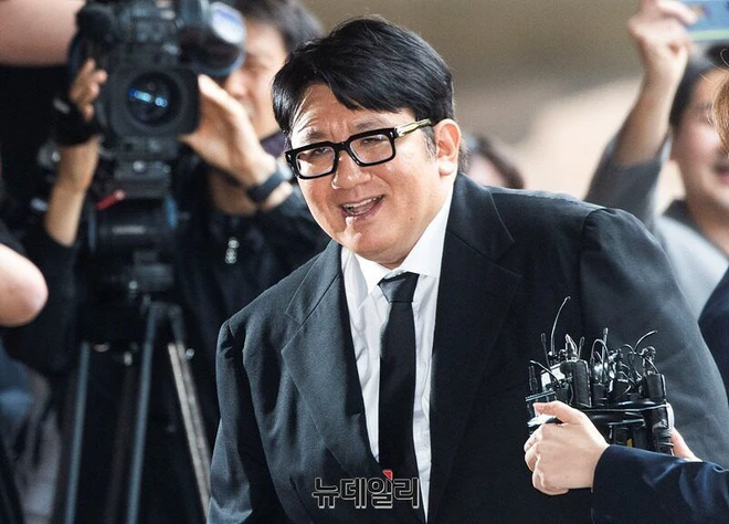 Bang Si-hyuk Muncul dengan Penampilan Lelah setelah Berbagai Kontroversi HYBE Bang Si-hyuk Muncul dengan Penampilan Lelah setelah Berbagai Kontroversi HYBE