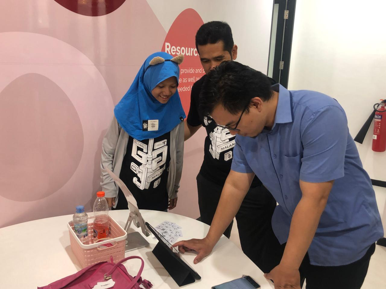 Siswi Kelas 5 SD Kembangkan Gim Mocchi Mitten Siswi Kelas 5 SD Kembangkan Gim Mocchi Mitten