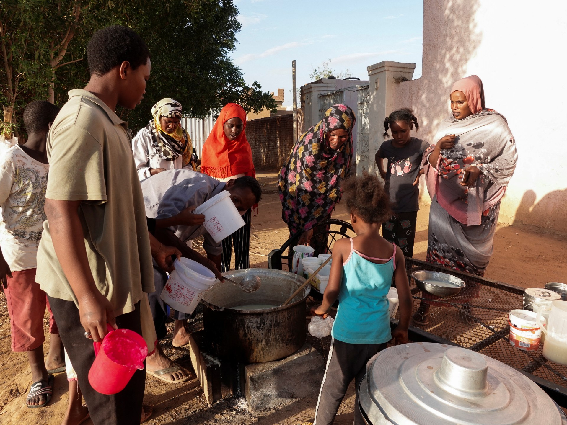 Puluhan orang tewas di dekat ibu kota Sudan saat PBB memperingatkan melonjaknya pengungsi | Berita Konflik Puluhan orang tewas di dekat ibu kota Sudan saat PBB memperingatkan melonjaknya pengungsi | Berita Konflik