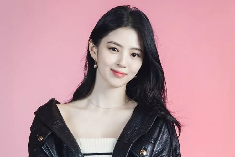 Netizen Bahas Kata “Sampah” di Tas Dior yang Diposting Han So-hee Netizen Bahas Kata “Sampah” di Tas Dior yang Diposting Han So-hee