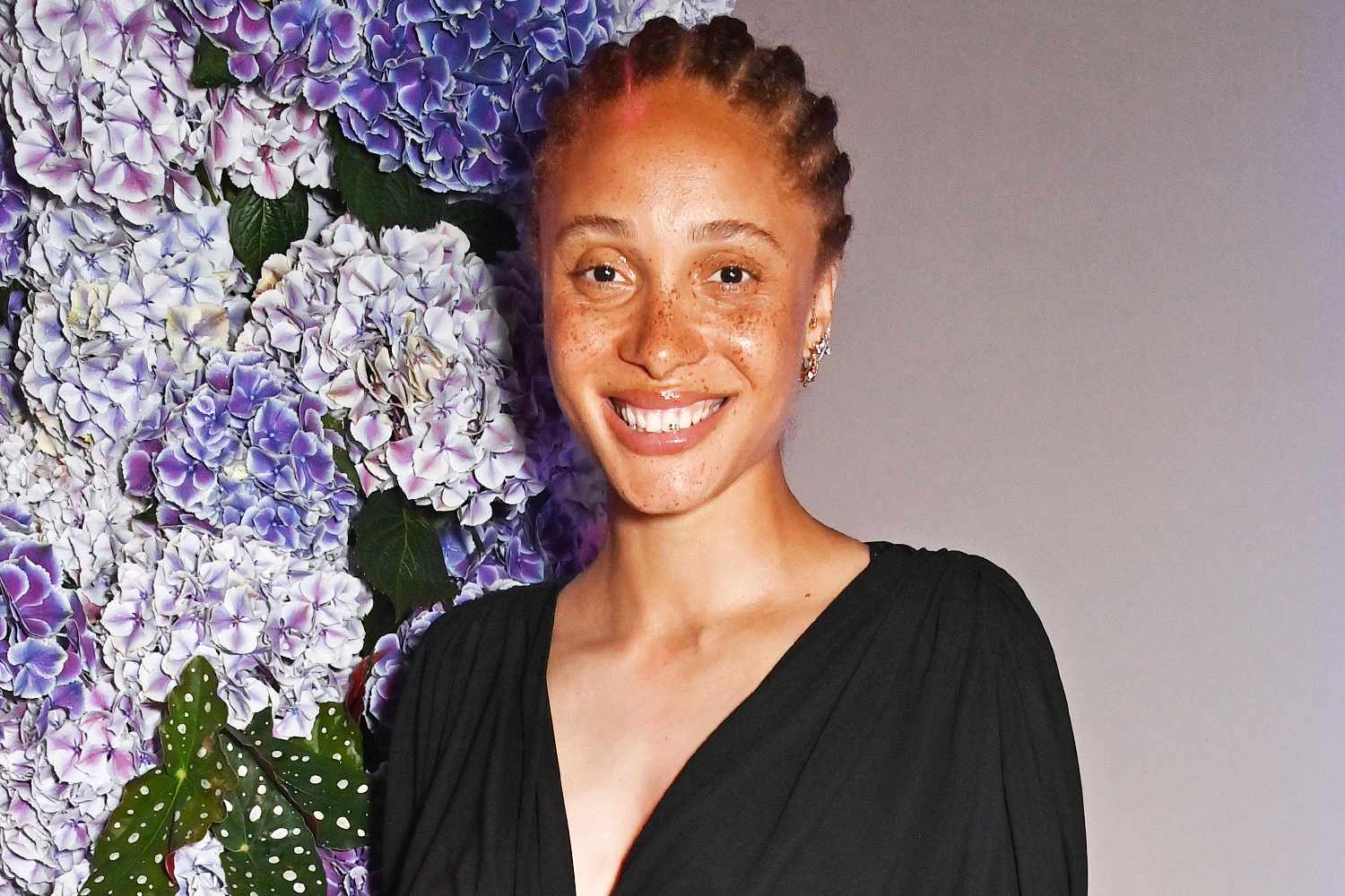 Adwoa Aboah yang Hamil Memamerkan Benjolan Bayinya dalam Pakaian Glam Serba Hitam di Gala Kesehatan Psychological Adwoa Aboah yang Hamil Memamerkan Benjolan Bayinya dalam Pakaian Glam Serba Hitam di Gala Kesehatan Psychological