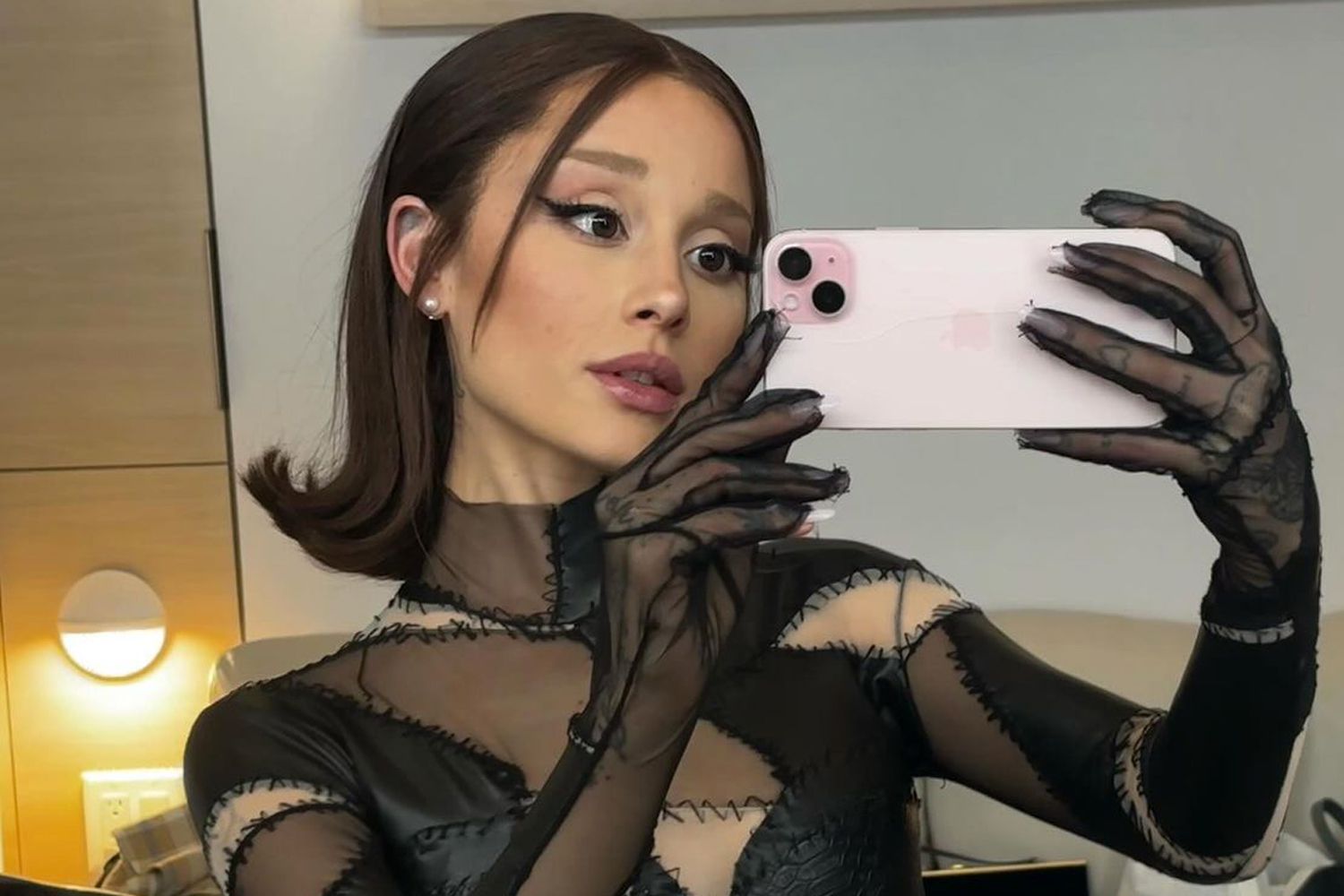 Ariana Grande Mengenakan Catsuit Hitam dan Bob Coklat Ariana Grande Mengenakan Catsuit Hitam dan Bob Coklat