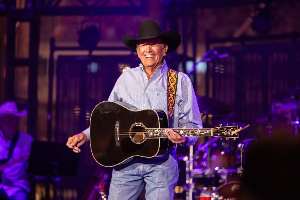 George Strait Pecahkan Rekor Kehadiran Konser di Texas George Strait Pecahkan Rekor Kehadiran Konser di Texas