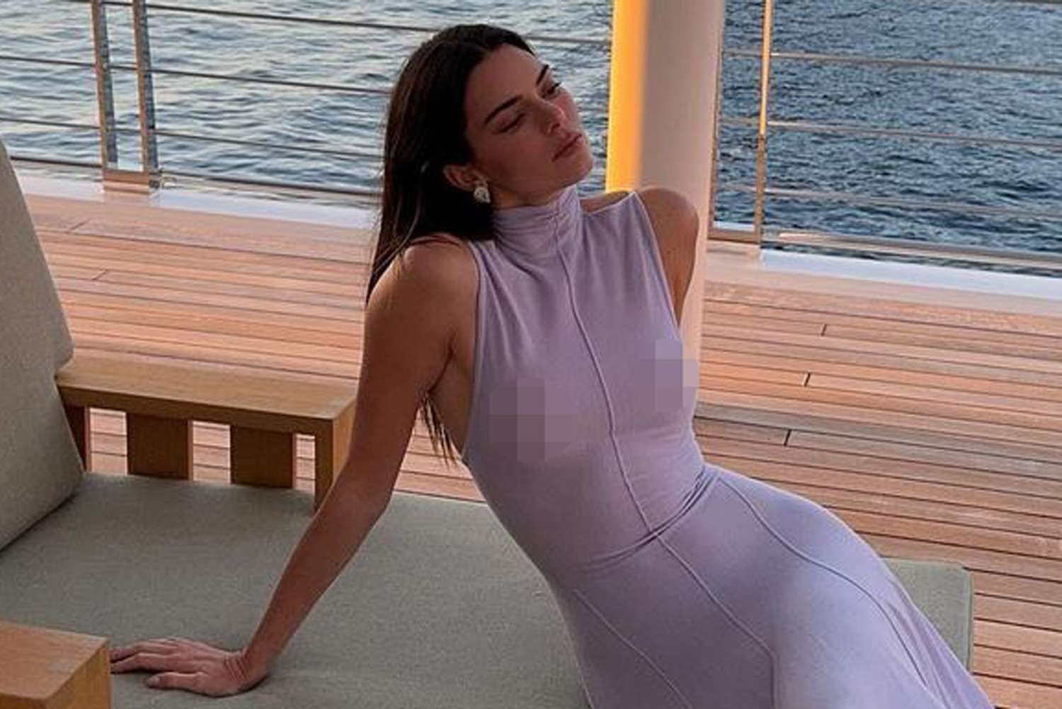 Khloé Kardashian Bereaksi terhadap Kendall Jenner dalam Gaun Nipple-Baring Khloé Kardashian Bereaksi terhadap Kendall Jenner dalam Gaun Nipple-Baring