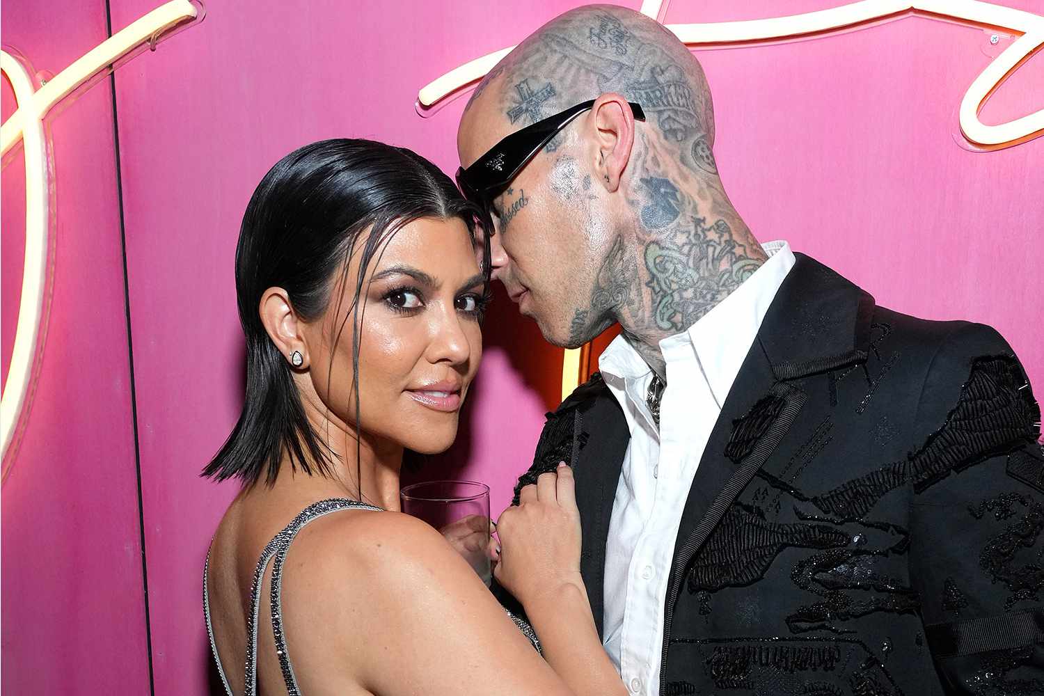 Travis Barker Mengungkapkan Tato 'Keluarga' Baru di Lengannya Travis Barker Mengungkapkan Tato 'Keluarga' Baru di Lengannya