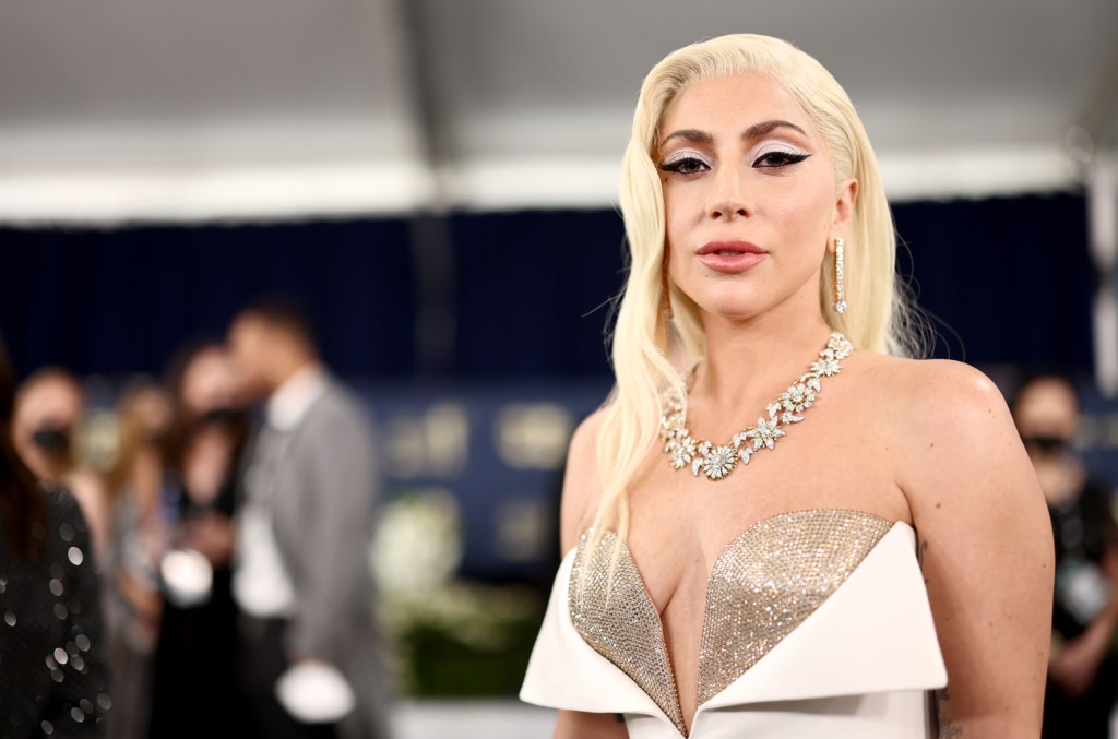 Woman Gaga Menutup Rumor Kehamilan Dengan Lirik Taylor Swift Woman Gaga Menutup Rumor Kehamilan Dengan Lirik Taylor Swift