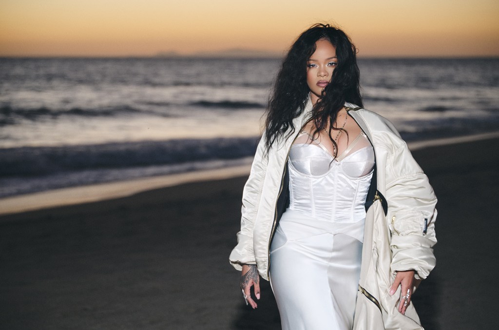 Rihanna Menyampaikan Dia Belum Pensiun & Sedang ‘Memulai Kembali’ Rihanna Menyampaikan Dia Belum Pensiun & Sedang ‘Memulai Kembali’