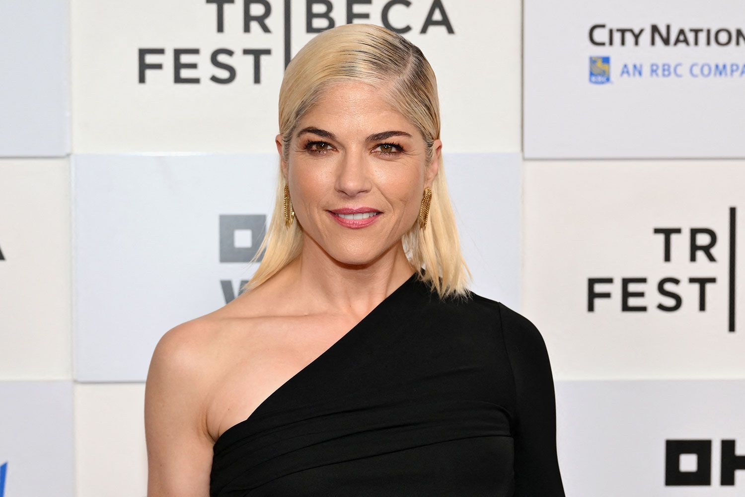 Selma Blair Menghadiri Pageant Movie Tribeca dengan Carrier Canine Scout Selma Blair Menghadiri Pageant Movie Tribeca dengan Carrier Canine Scout