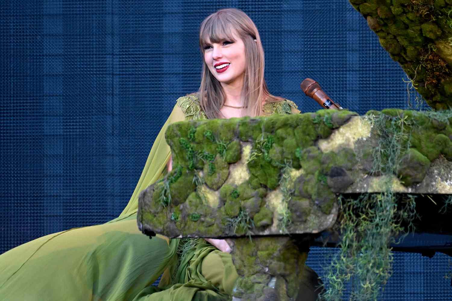 Taylor Swift Ucapkan Selamat kepada Pasangan yang Bertunangan di Edinburgh Eras Excursion Display Taylor Swift Ucapkan Selamat kepada Pasangan yang Bertunangan di Edinburgh Eras Excursion Display