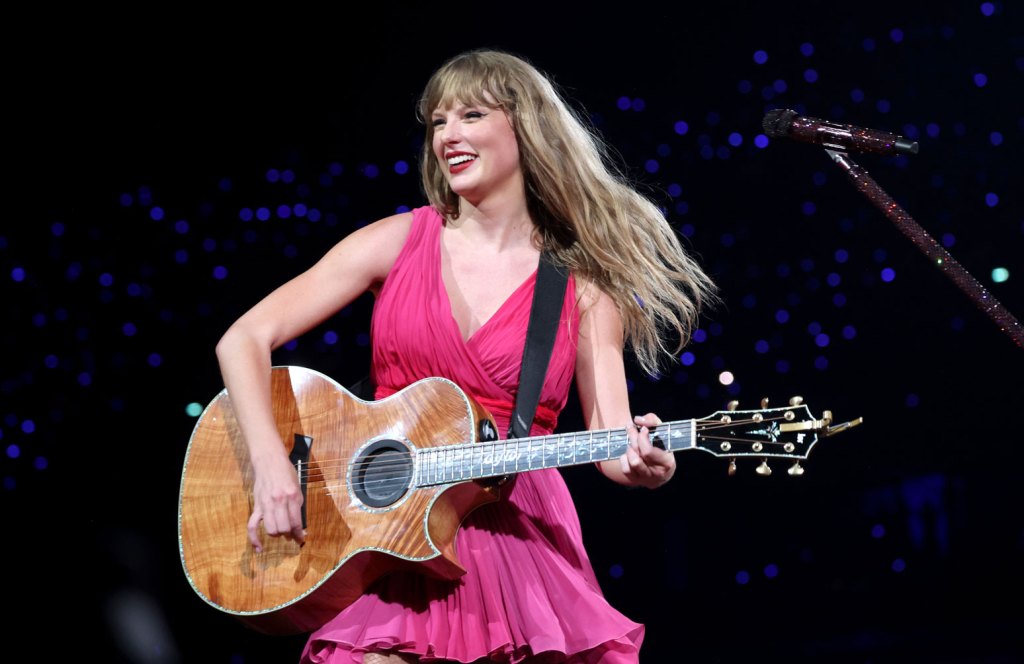 Taylor Swift Mengucapkan ‘Tidak akan sakit Bulan Kebanggaan’ kepada Penggemar di Lyon Eras Display: Tonton Taylor Swift Mengucapkan ‘Tidak akan sakit Bulan Kebanggaan’ kepada Penggemar di Lyon Eras Display: Tonton