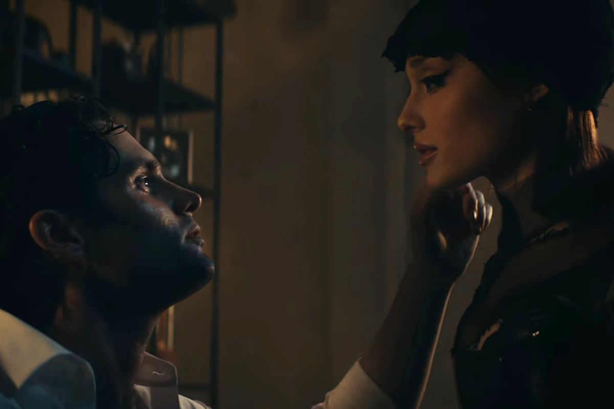 Ariana Grande dan Penn Badgley Membintangi Video Musik ‘The Boy Is Mine’ Ariana Grande dan Penn Badgley Membintangi Video Musik ‘The Boy Is Mine’