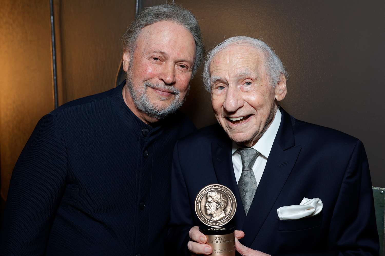 Mel Brooks Dipersembahkan dengan Peabody Award oleh Billy Crystal Mel Brooks Dipersembahkan dengan Peabody Award oleh Billy Crystal