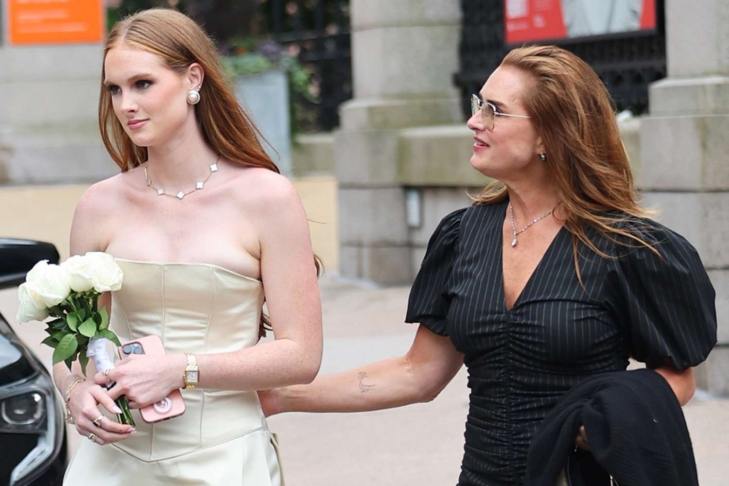 Brooke Shields Memberi dorongan untuk Putri Grier di Wisuda Sekolah Menengah Atas di NYC Brooke Shields Memberi dorongan untuk Putri Grier di Wisuda Sekolah Menengah Atas di NYC