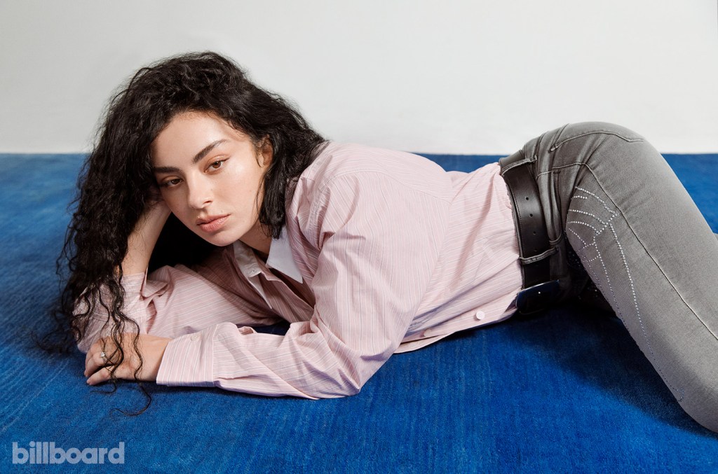 Charli XCX Memberi Peringkat Sky Ferreira di Atas Rihanna, Billie Eilish Charli XCX Memberi Peringkat Sky Ferreira di Atas Rihanna, Billie Eilish