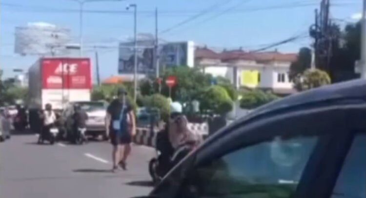 Waduh! WNA Ngamuk-ngamuk di Jalan Bali Waduh! WNA Ngamuk-ngamuk di Jalan Bali