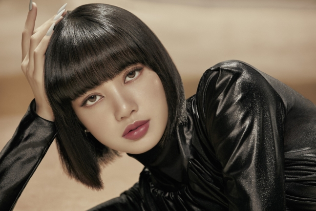 Pecahkan Rekor: Lisa Kalahkan IU sebagai Solois Wanita Terbaik Pecahkan Rekor: Lisa Kalahkan IU sebagai Solois Wanita Terbaik