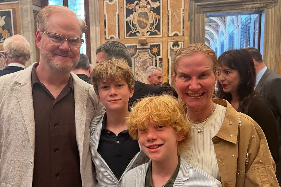 Jim Gaffigan Membawa Putranya Michael dan Patrick untuk Bertemu Paus Fransiskus Jim Gaffigan Membawa Putranya Michael dan Patrick untuk Bertemu Paus Fransiskus