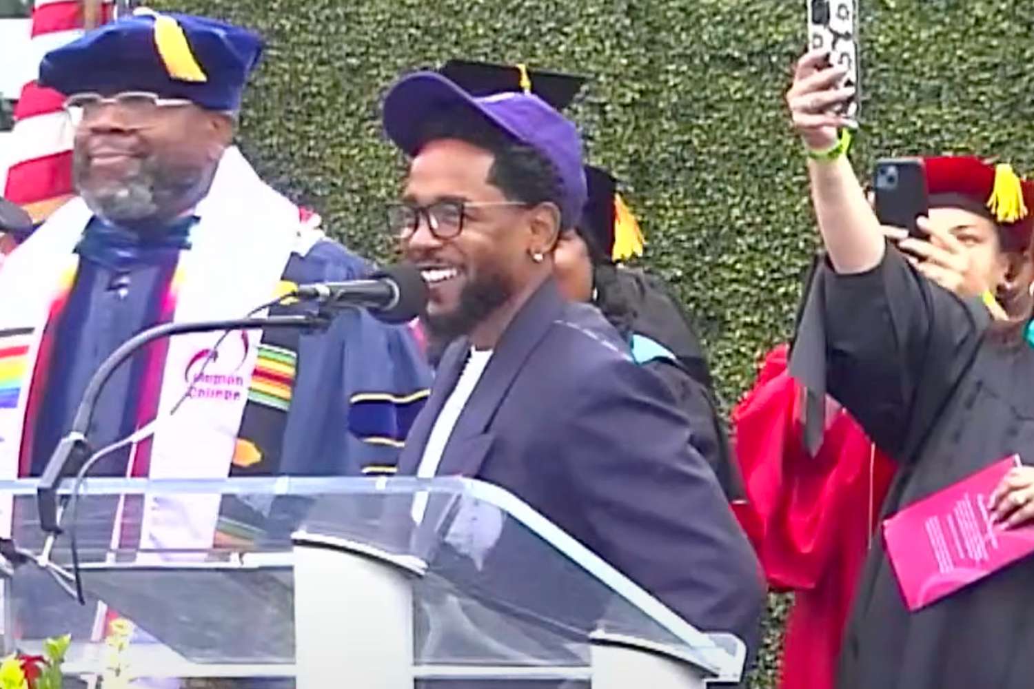 Kendrick Lamar Memberikan Pidato Kejutan di Upacara Wisuda Compton Faculty Kendrick Lamar Memberikan Pidato Kejutan di Upacara Wisuda Compton Faculty