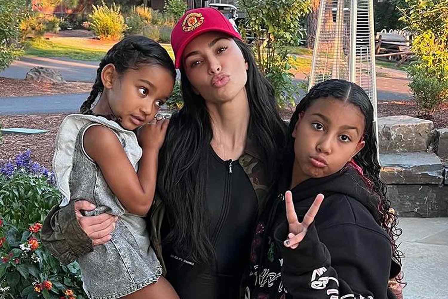 Kim Kardashian Hancur Setelah ‘Bersembunyi di Kamar Mandi’ dari Anak-Anak saat Bekerja Kim Kardashian Hancur Setelah ‘Bersembunyi di Kamar Mandi’ dari Anak-Anak saat Bekerja