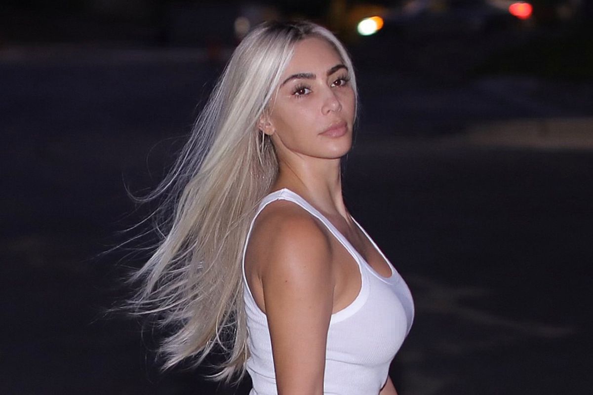 Kim Kardashian Tampil Tanpa Bra dengan Tank Most sensible Tipis Kim Kardashian Tampil Tanpa Bra dengan Tank Most sensible Tipis
