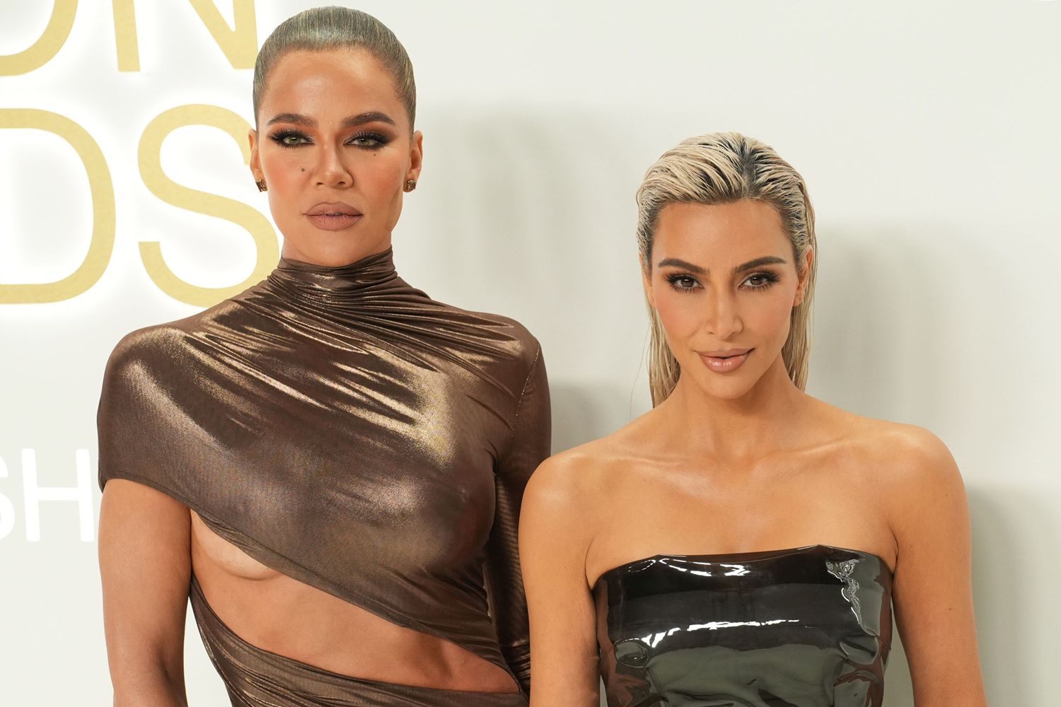 Khloé Kardashian Menyebutkan Suster Kim ‘Pengetuk Pintu Double-D’ Khloé Kardashian Menyebutkan Suster Kim ‘Pengetuk Pintu Double-D’