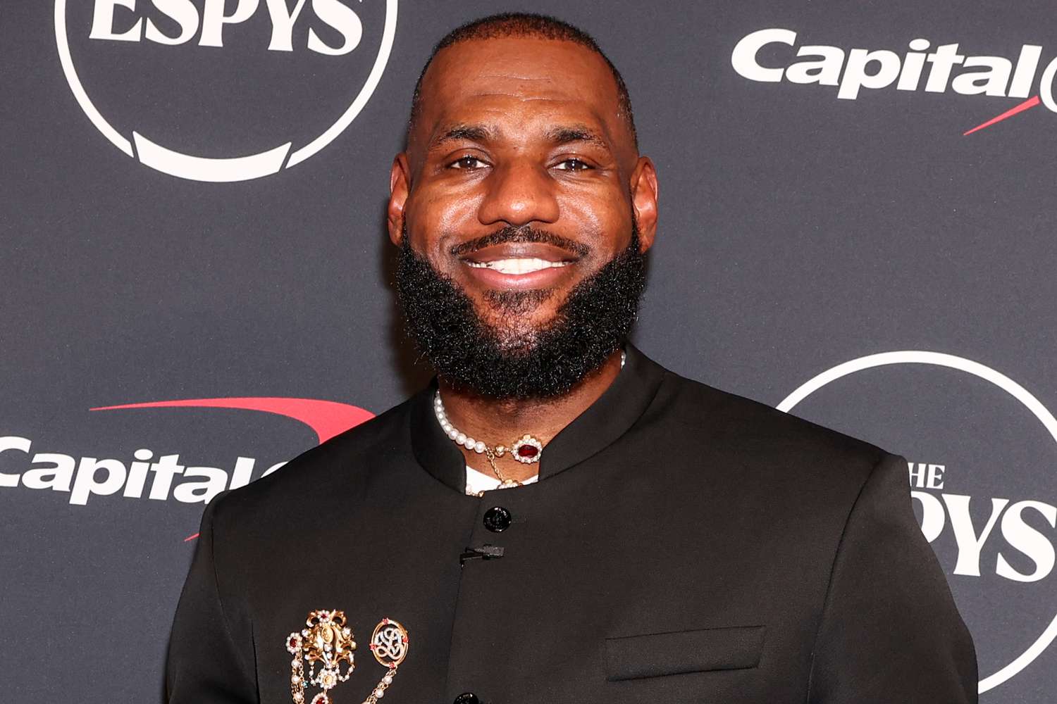 LeBron James ‘Bangga’ dengan Siswa Pertama dari Sekolah I Promise-nya hingga Perguruan Tinggi Pascasarjana LeBron James ‘Bangga’ dengan Siswa Pertama dari Sekolah I Promise-nya hingga Perguruan Tinggi Pascasarjana