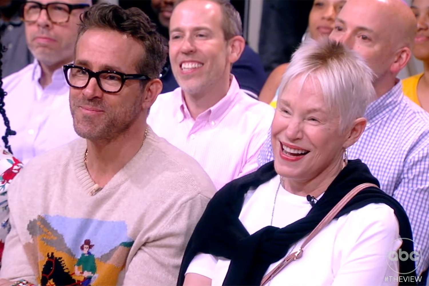 Ryan Reynolds Membuat Penampilan Kejutan di Penonton ‘The View’ bersamaan Ibunya Ryan Reynolds Membuat Penampilan Kejutan di Penonton ‘The View’ bersamaan Ibunya