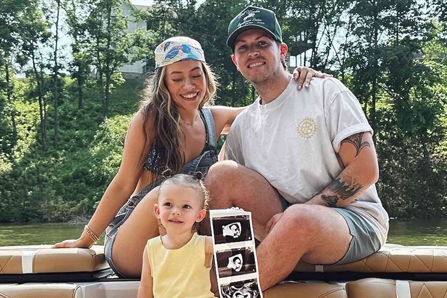 Taylor Dye Maddie & Tae Berharap Bayi No. 2 dengan Suami Josh Kerr Taylor Dye Maddie & Tae Berharap Bayi No. 2 dengan Suami Josh Kerr