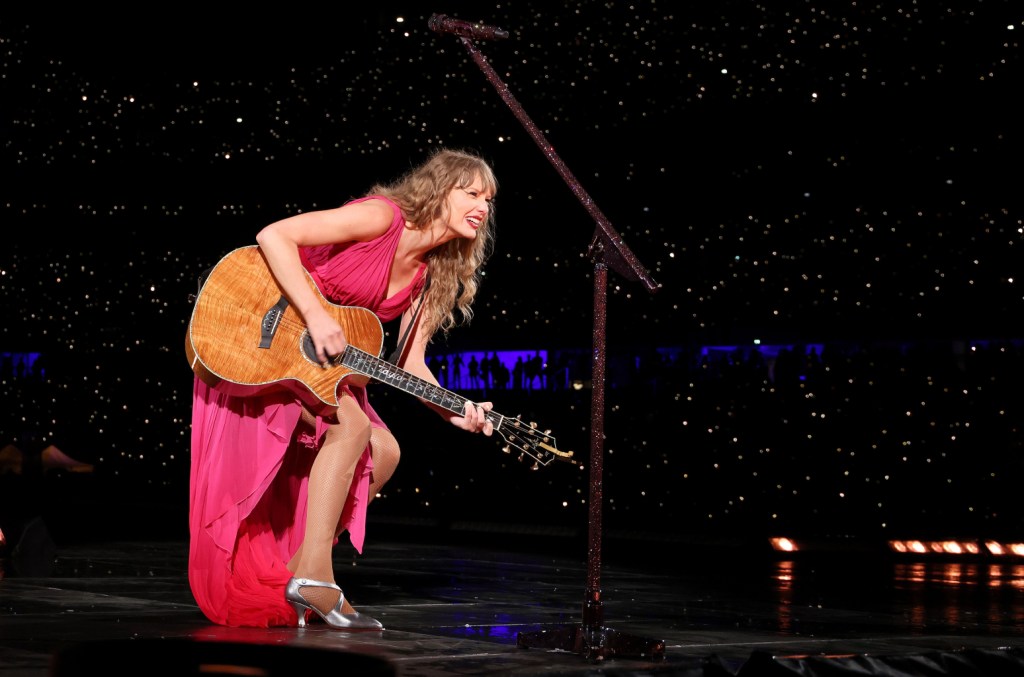 Taylor Swift Tertawa di Lirik ‘Boy on Soccer Crew’, Debut ‘Prophecy’ Taylor Swift Tertawa di Lirik ‘Boy on Soccer Crew’, Debut ‘Prophecy’