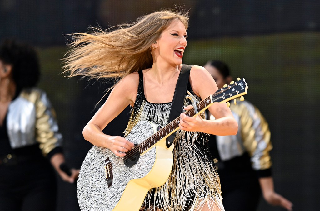 Taylor Swift Merayakan Pertunjukan Tur Eras ke-100 Taylor Swift Merayakan Pertunjukan Tur Eras ke-100