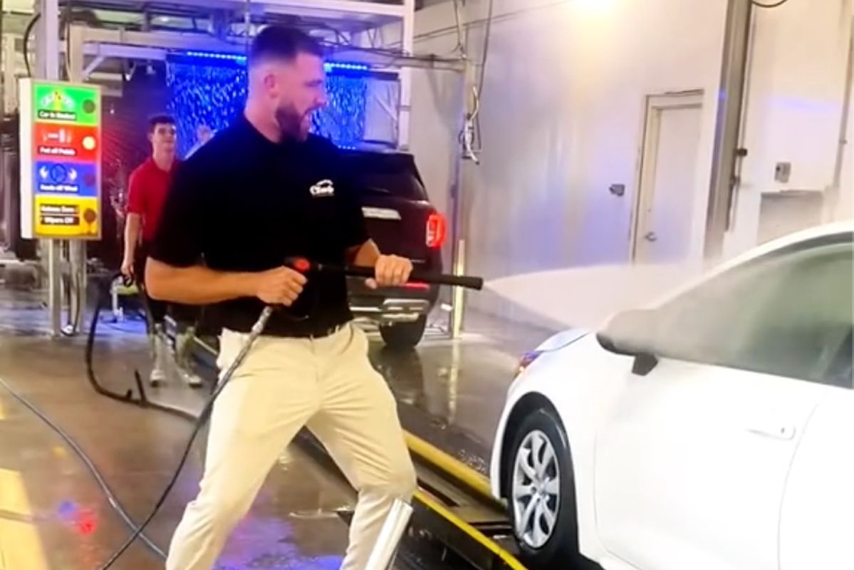 Travis Kelce Mendorong dengan Powerwasher saat Bekerja di Pencucian Mobil Travis Kelce Mendorong dengan Powerwasher saat Bekerja di Pencucian Mobil