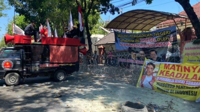 Makin Jadi, Kini Massa Segel PN Surabaya Terkait Vonis Bebas Ronald Tannur Makin Jadi, Kini Massa Segel PN Surabaya Terkait Vonis Bebas Ronald Tannur
