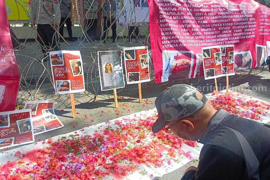 Kemarin Karangan Bunga, Sekarang Massa Gelar Aksi Demo di PN Surabaya Kemarin Karangan Bunga, Sekarang Massa Gelar Aksi Demo di PN Surabaya