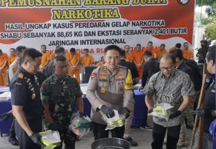 Direktorat Reserse Narkoba Polda Riau Musnahkan Barang Bukti Narkotika Direktorat Reserse Narkoba Polda Riau Musnahkan Barang Bukti Narkotika