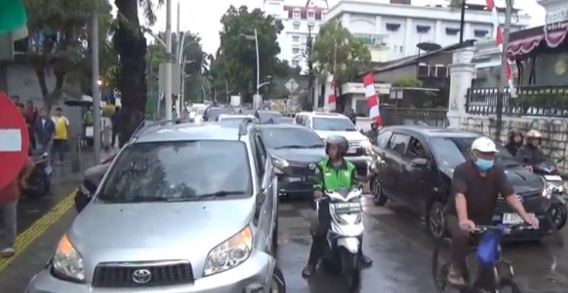 Anak 9 Tahun Ugal-ugalan Bawa Mobil di Jakarta Selatan Anak 9 Tahun Ugal-ugalan Bawa Mobil di Jakarta Selatan
