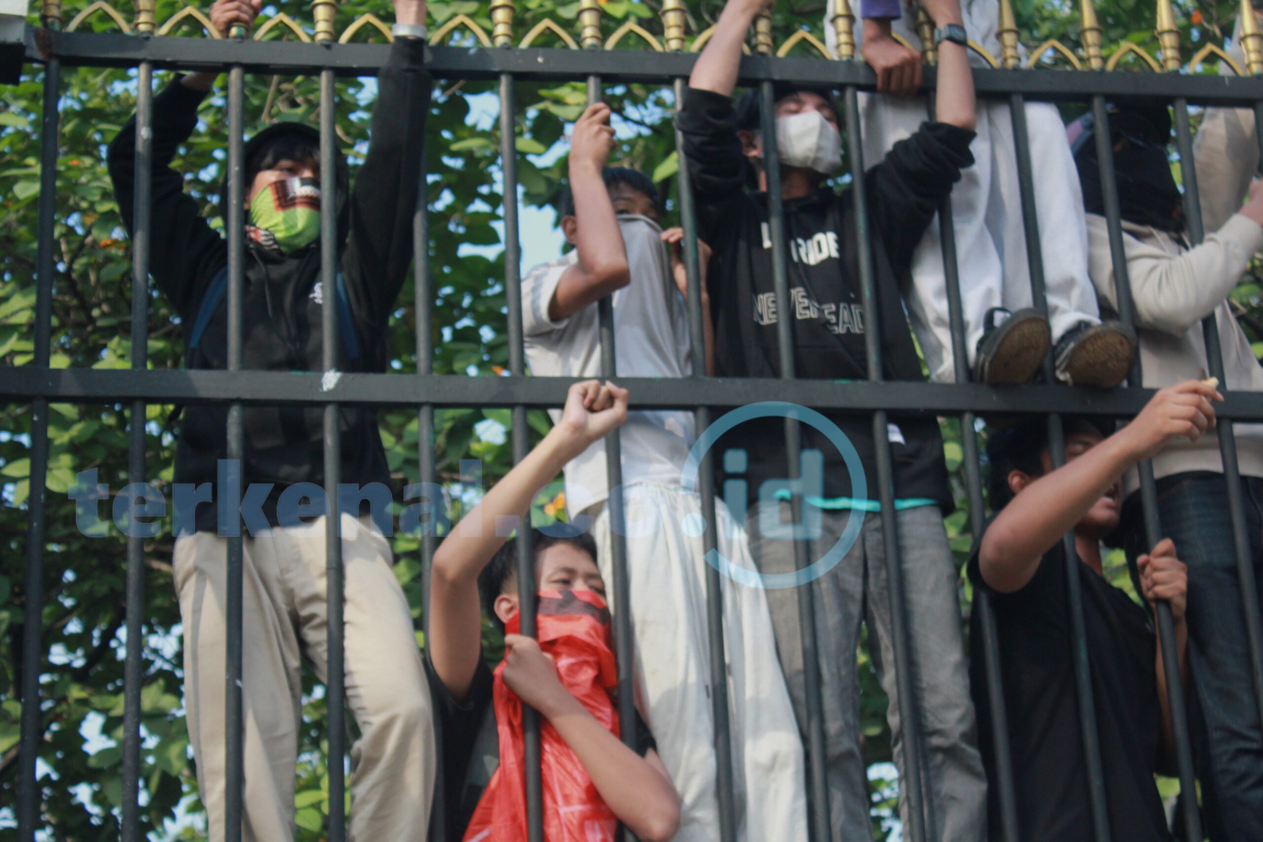 Komnas HAM Minta 159 Massa Aksi di Jakarta yang Ditangkap Dilepaskan Komnas HAM Minta 159 Massa Aksi di Jakarta yang Ditangkap Dilepaskan