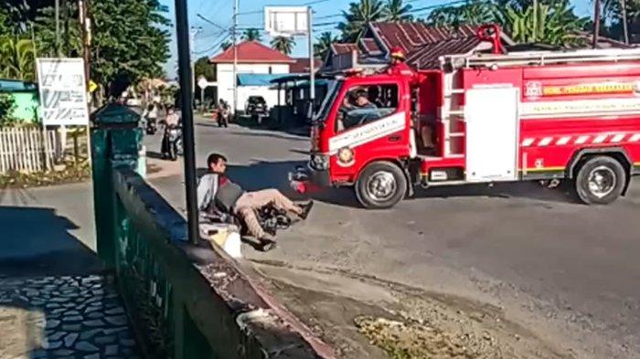 Pengendara Motor Tertabrak Mobil Damkar di Bone Bolango Gorontalo Pengendara Motor Tertabrak Mobil Damkar di Bone Bolango Gorontalo