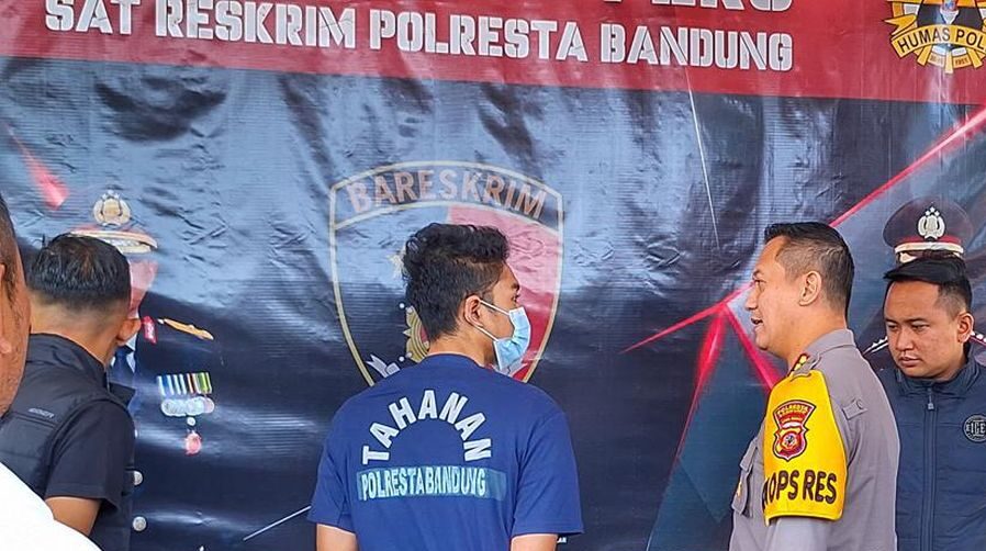 Viral! Pria di Bandung Tak Pakai Baju Viral! Pria di Bandung Tak Pakai Baju