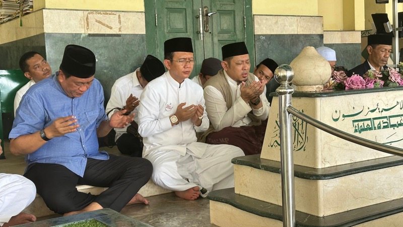 Paslon Dani-Romli Ziarah ke Makam Pahlawan Nasional KH Noer Ali, Dani Ramdan: Teruskan Perjuangan untuk Kabupaten Bekasi Paslon Dani-Romli Ziarah ke Makam Pahlawan Nasional KH Noer Ali, Dani Ramdan: Teruskan Perjuangan untuk Kabupaten Bekasi