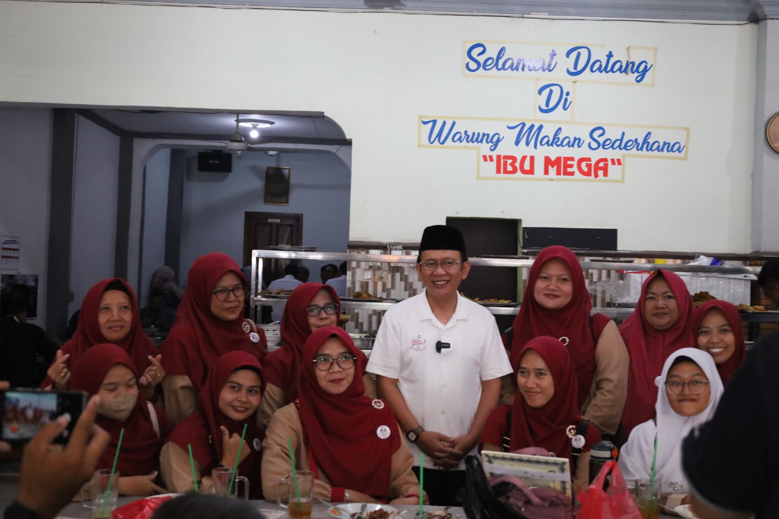 Mantap! Paslon Nomor 1 Dani-Romli Kampanye Simpatik Makan Siang Gratis di Warung Makan Ibu Mega Cikarang Mantap! Paslon Nomor 1 Dani-Romli Kampanye Simpatik Makan Siang Gratis di Warung Makan Ibu Mega Cikarang