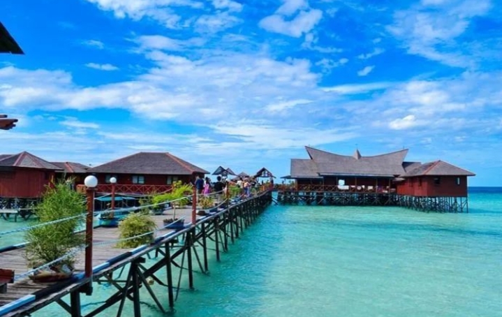 Eksotisme Pulau Derawan: Surga Tersembunyi di Kalimantan Timur Eksotisme Pulau Derawan: Surga Tersembunyi di Kalimantan Timur