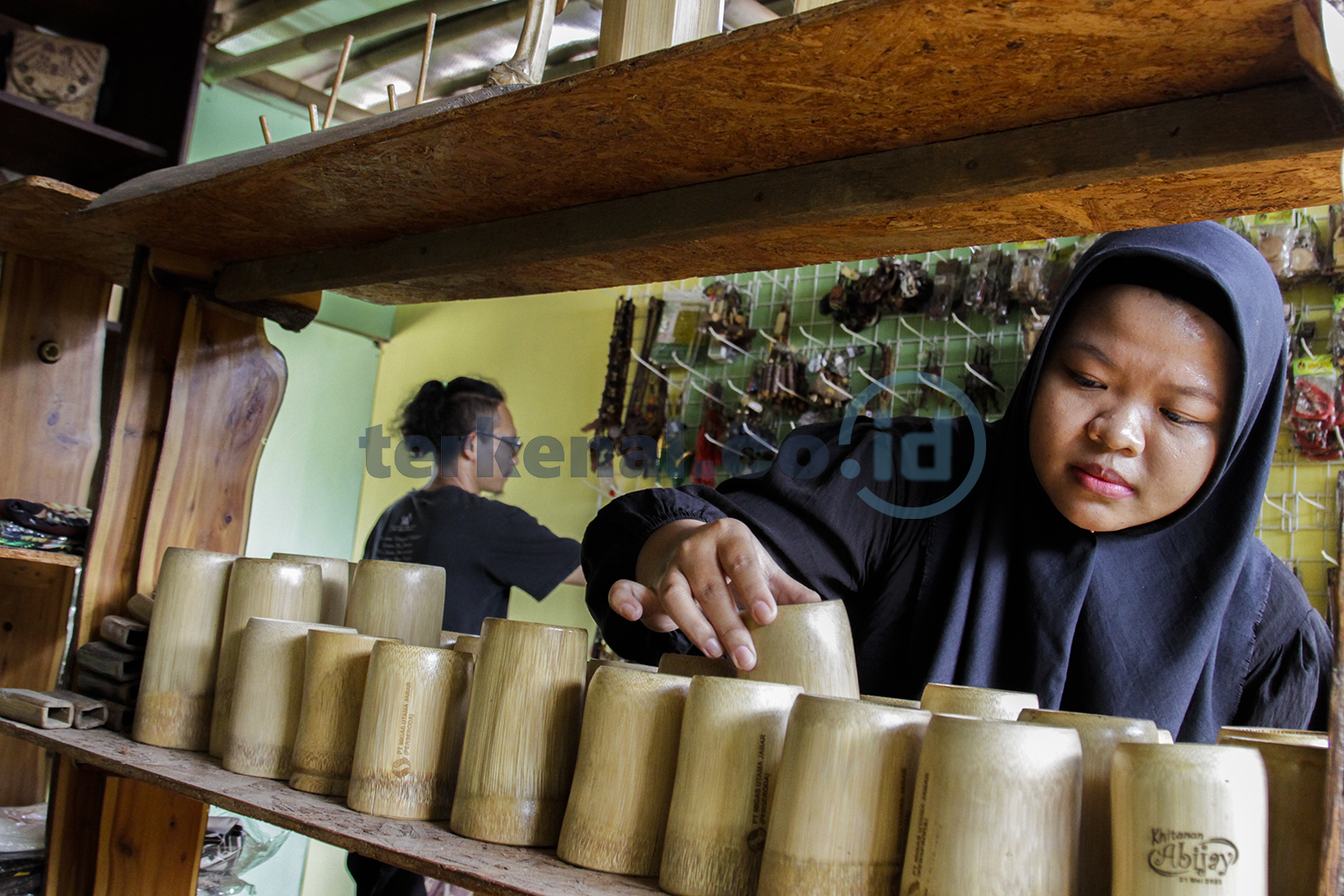 FOTO: Pembuatan Berbagai Olahan dari Bambu di Kota Bandung FOTO: Pembuatan Berbagai Olahan dari Bambu di Kota Bandung