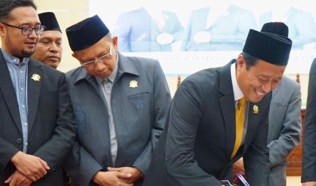 Pengumuman! Usai Rapat Paripurna Ade Syukron Hanas Diusulkan Jadi Ketua DPRD Kabupaten Bekasi Pengumuman! Usai Rapat Paripurna Ade Syukron Hanas Diusulkan Jadi Ketua DPRD Kabupaten Bekasi